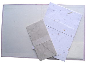 Papiers de qualité supérieure en coton, 10 feuilles de papier à lettres A4 + 5 enveloppes, emballées en ensemble dans une dossier. - Product Image 3