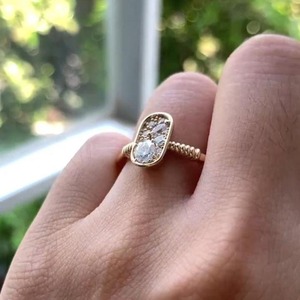 Anillo de compromiso de oro de 14 quilates con diamantes cultivados en laboratorio de corte múltiple, banda texturizada o acanalada, con diamantes ovalados, marquise, princesa y redondos. - Product Image 4
