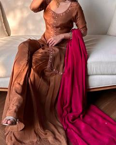 Nuevo conjunto de top y pantalón palazzo de seda crepé natural pesada con dupatta, con bordado de múltiples agujas y lentejuelas. - Product Image 3