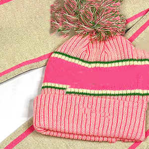Alpha Kapa Alpha (AKA) Conjunto de Bufanda Larga y Gorro de Punto Grueso Rosa Crema Premium con Borlas de Lujo, Accesorio de Invierno Unisex para Hermandad - Product Image 3