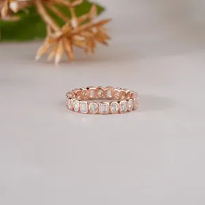 Bague de mariage minimaliste élégante en or pour femme, sertie de moissanite taille radiant, style moderne, cadeau de bijoux, alliance éternité - Product Image 1