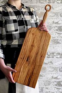 Planche à découper en bois naturel pour la préparation et le service des aliments en cuisine, forme rectangulaire avec poignée, finition en bois naturel - Product Image 1