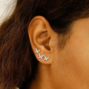 Pendientes de Oro Amarillo con Mariposa y Diamantes Cultivados en Laboratorio - Product Image 2
