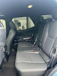 โตโยต้า 4Runner ปี 2025 มือสอง รถ SUV เครื่องยนต์เบนซิน เบาะหนัง ล้อแม็ก R17 ขับเคลื่อนล้อหน้า - Product Image 2