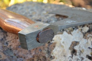 Hacha de Acero de Damasco Hecha a Mano con Mango de Madera y Funda de Cuero, Hacha para Exteriores - Product Image 2