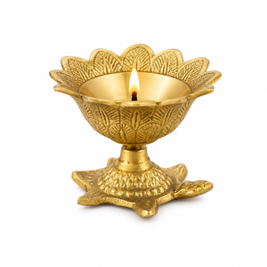 Lámpara de aceite tradicional de latón con base de tortuga y diseño de loto grabado para ceremonias religiosas de Diwali y decoración del hogar - Product Image 1