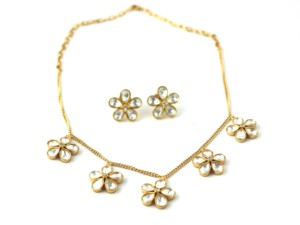 Conjunto de collar y aretes de cuarzo blanco con baño de oro de 18k para mujer - Joyería hecha a mano con latón chapado en oro - Product Image 5