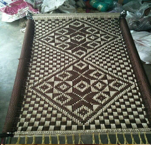 Lit charpai traditionnel en bois, décoré de broderies multicolores vibrantes et de pompons, disponible à prix de gros. - Product Image 5