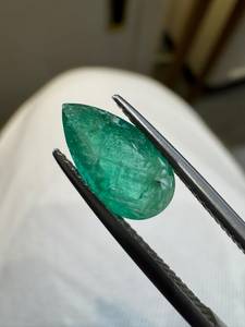 Esmeralda Colombiana Natural Verde Corte Pera 1.71CT Gema Preciosa Suelta Facetada con Juego de Color para Fabricación de Pendientes Coleccionista Zehra Gems - Product Image 2