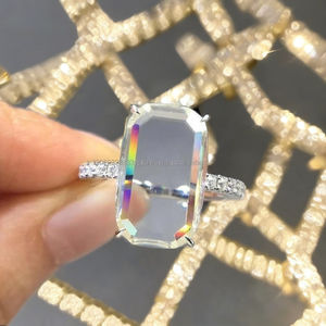 Bague de fiançailles solitaire minimaliste en argent sterling plaqué or avec moissanite taille portrait émeraude allongée unique sertie à griffes - Product Image 2