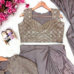 Conjunto de lehenga y sari de seda elegante y de primera calidad con chaqueta bordada y blusa cosida a precio mayorista de Royal Export - Product Image 1