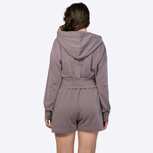 Ensemble de survêtement vintage délavé 2 pièces pour femme, avec sweat à capuche court zippé et short à cordon de serrage, par le fabricant - Product Image 4