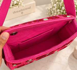 Sac à bandoulière rose floral perlé, sac à main fait main en perles de rocaille, sac de caractère avec broderie au point de croix et travail de couture - Product Image 2