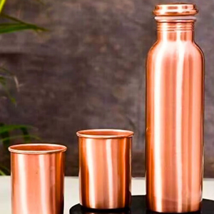 Ensemble de bouteilles en cuivre avec verres, vaisselle haut de gamme pour la cuisine et la salle à manger, ensemble pour eau ayurvédique, écologique, réutilisable, ensemble en cuivre. - Product Image 1