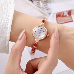 Reloj de Lujo para Mujer 8701, con Cristales y Decoración de Corazón, Reloj de Cuarzo - Product Image 4