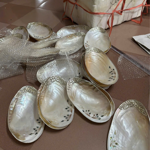 Assiette en coquille artisanale de luxe en gros pour la restauration fine, avec bords argentés et motifs traditionnels ornés - Product Image 3
