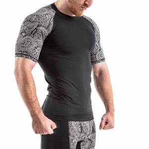 เสื้อรัดกล้ามเนื้อ MMA สำหรับผู้ชาย ผ้าสแปนเด็กซ์/โพลีเอสเตอร์ แขนสั้น ระบายอากาศ แห้งเร็ว รับผลิตตามแบบ สั่งทำได้จากโรงงานโดยตรง - Product Image 2