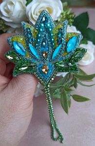Broche colorée brodée à la main avec un motif floral complexe, cadeau d'anniversaire pour enfants - Product Image 3