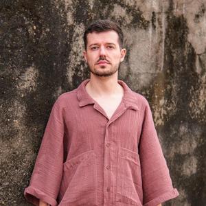 Chemise en gaze de coton rose poudré pour homme, manches décontractées style kimono, col cubain classique, coupe ample bohème - Product Image 1