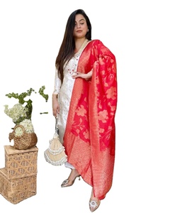 Ensemble Salwar / Kurta élégant et tendance en tissu de soie pure de haute qualité, avec broderies et sequins, coupe droite et bordure. - Product Image 1