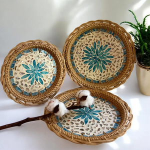 Plateau de service rond en nacre et rotin vert et blanc de qualité supérieure pour le rangement de tasses à thé dans une maison de luxe - Product Image 6