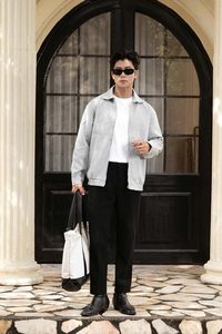 เสื้อแจ็คเก็ตบอมเบอร์ทรงวีคอ รุ่น TST 2131.1 สำหรับทุกเพศ สไตล์วินเทจ ผลิตจากผ้าไม่ถักทอ ระบายอากาศได้ดี เป็นมิตรกับสิ่งแวดล้อม ลายเรขาคณิต ดีไซน์เรียบง่าย เหมาะสำหรับใส่ในฤดูใบไม้ร่วง - Product Image 6