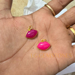 Colgante de calcedonia rosa chapado en oro de 18 quilates al por mayor con bisel tallado en forma de labios, dijes de piedras preciosas de calcedonia fucsia con forma de labios, unisex - Product Image 4