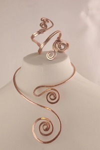 Collier en cuivre fait main LUXE SPIRAL de Antique Creations, finition dorée, motif spirale exquis, artisanat, taille personnalisable, cadeau - Product Image 3
