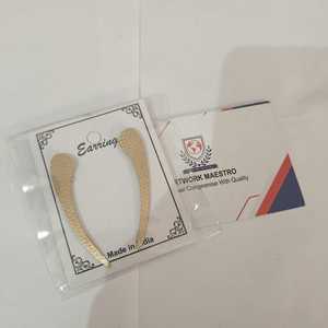 Pendientes de latón con diseño floral único y elegante, hechos a mano por artesanos indios, chapados en oro, con un aspecto de joyería de moda. - Product Image 4