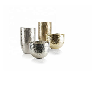 Jarrón de mesa moderno de Metal plateado Vintage de alta calidad, jarrón de mesa de aluminio hecho a mano para decoración de oficina en casa por Azora Industries - Product Image 6