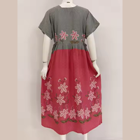 Vestido Diario Sencillo de la SERIE CHIBI de Chrysanta Indonesia, Daster Tradicional con Motivo Floral, Cuello Cuadrado, Largo Midi
