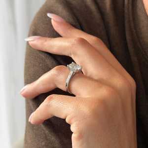 Bague de fiançailles en or blanc UNIQUE avec diamant de laboratoire 2 carats taille coussin allongée E VVS2, halo caché et pavé 2D, certifiée IGI - Product Image 2