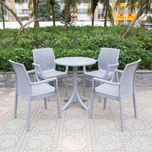 Chaise en plastique grise, carrée, moulée, avec accoudoirs - Une chaise en plastique moderne pour une soirée en plein air - Product Image 1