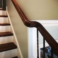 Rampe d'escalier en chêne rouge massif, à main gauche, avec rail décalé, 7247, en caoutchouc durable et écologique, certifiée FSC, pour salon, MOQ 50 pièces, personnalisable