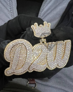 Colgante de Joyería Fina Personalizado con Letra, Nombre, Número o Logotipo, con Incrustaciones de Diamantes Moissanite Redondos, Estilo Hip Hop, Colgante de Dos Tonos - Product Image 1