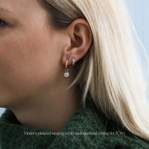 ต่างหูห่วงวินเทจ เพชรเลี้ยงในห้องปฏิบัติการ 1 กะรัต ทรงกลม ดีไซน์ทองคำ 9K 18K สีเหลือง - Product Image 2