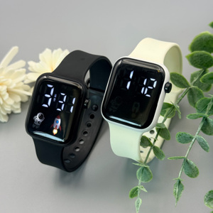 Montre connectée carrée numérique sportive INS pour hommes et femmes, idéale pour <span class=keywords><strong>les</strong></span> élèves du primaire, du collège et du lycée, avec un design cœur <span class=keywords><strong>de</strong></span> football. - Product Image 4