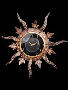 Horloge murale artisanale traditionnelle indienne en bois, style Art déco, à quartz, à piles, avec affichage à aiguilles et motifs sculptés - Product Image 3