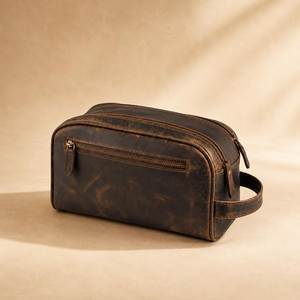 Trousse de toilette de voyage vintage en cuir Crazy Horse, portable, taille moyenne, avec fermeture éclair et poignée souple - Product Image 1