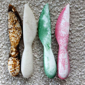 Juego de Cuchillos para Queso Hechos a Mano de Diseño Moderno, Lujosos Utensilios de Acero Inoxidable con Resina de Melocotón, Elegantes Accesorios para Queso - Product Image 2