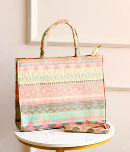 Bolso tote acolchado de algodón hecho a mano con estampado de tigre, rosa y morado a rayas, bolso de compras textil grande para mujer, bolso de hombro. - Product Image 2