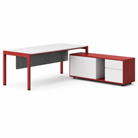 Bureau de direction moderne en forme de L avec armoire de rangement latérale, plateau blanc, cadre rouge et panneau de modestie gris en bois