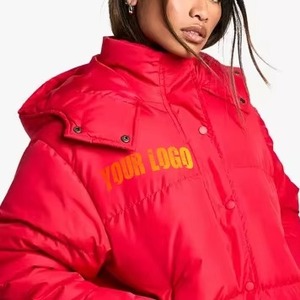 Chaqueta Acolchada Roja para Mujer, con Capucha, Manga Larga, Abrigo de Invierno, Cierre de Cremallera, Logotipo Estampado, Relleno de Poliéster, Tejido de Tela - Product Image 2