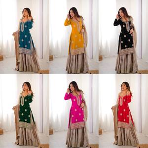Kurti en soie Chinon de qualité supérieure avec ensemble Sharara brodé, collection de vêtements de mariage traditionnels, disponible à la vente - Product Image 6