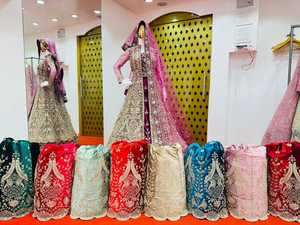 Nouveau Heavy Velvet Mastani Style Lehenga Choli Set avec Jarkan Stone Bridal Shrug Dupatta pour les fêtes d'hiver Collection Tendance - Product Image 4