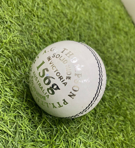 Pelota de Cricket de Cuero Blanco Kooka Colt, Pelota Profesional para Partidos, Pelota de Cricket Resistente y Dura, Calidad Premium, Cosida a Máquina - Product Image 2