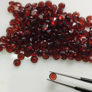โกเมนสีแดงธรรมชาติ 4.25 มม. ทรงกลมเจียระไนแบบบริลเลียนท์ คุณภาพดีที่สุด พลอยเม็ดเดี่ยวสำหรับทำเครื่องประดับ - Product Image 1