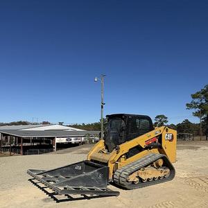 Chargeuse compacte sur pneus Cat 279D3 de qualité supérieure, forte capacité de levage, expérience de conduite fluide pour l'aménagement paysager et l'agriculture - Product Image 4