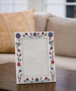Cadre photo en marbre artisanal de qualité supérieure, design floral élégant en pierre, léger et idéal pour la décoration intérieure par Stone Era - Product Image 1