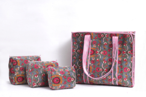 Conjunto de 3 Bolsas de Mano Acolchadas de Terciopelo Floral con Cierre de Cremallera, Correa para el Hombro, Logotipo Personalizable y Forro de Algodón - Product Image 2